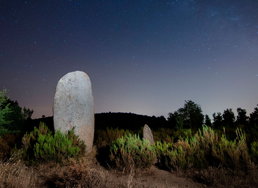 Paisatge empordanès amb dòlmens i menhirs