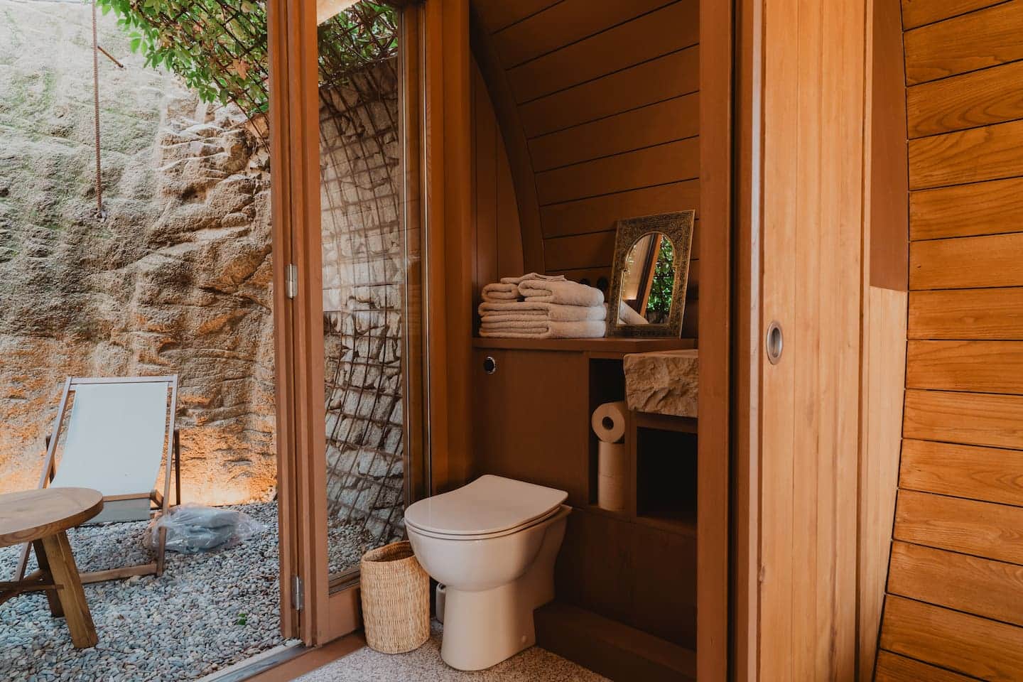 Salle de bain avec vue sur le patio