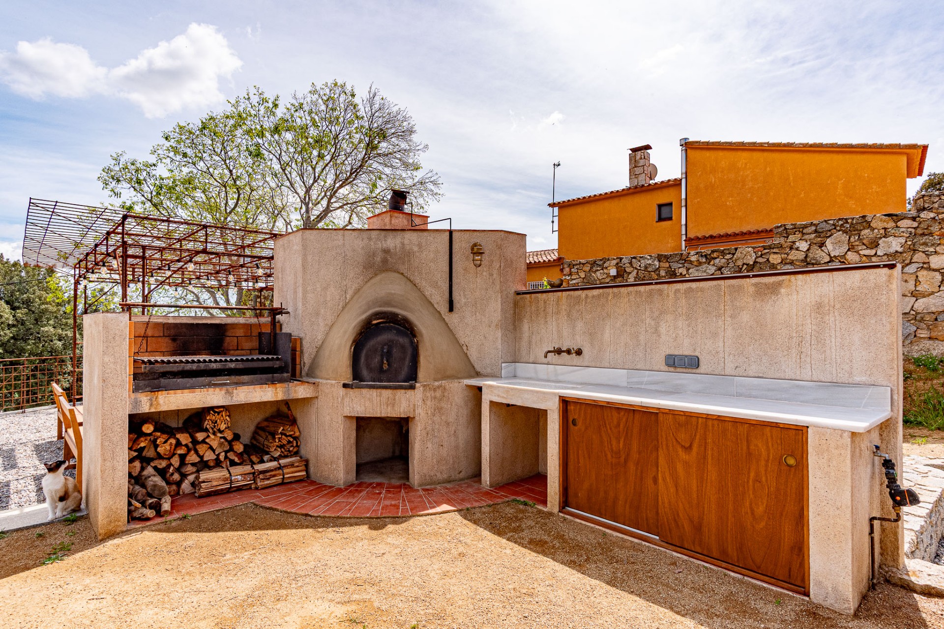 Cuina exterior amb forn marroquí