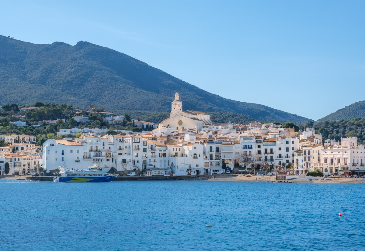 Vista del poble de Cadaqués des del mar