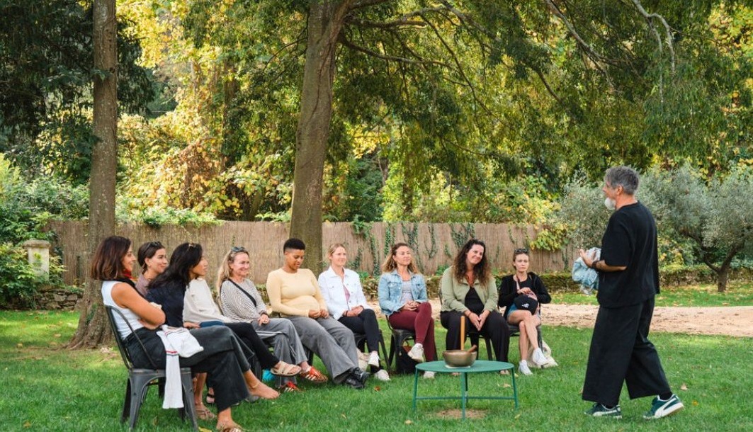 Sessió de benestar al jardí de El Riad de l'Empordà durant el Festival Vivid