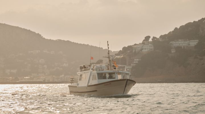 Antic vaixell de pesca navegant pel Parc Natural de les Illes Medes